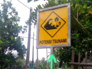 Rambu bahaya tsunami di pesisir Pantai Tangerang membuat warga heran karena mendadak dipasang. (wartabanjar.com - Ist. @@tangerangnewsofficial)