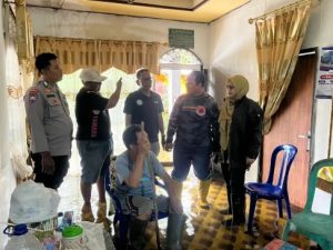 Bhabinkamtibmas bersama pihak terkait memantau kondisi warga Pemurus Dalam yang mengalami banjir. (wartabanjar.com - Ist. Humas)