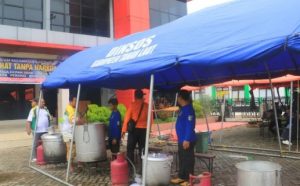 Dapur umum untuk melayani korban banjir di Kabupaten Tanah Laut, Kamis. (wartabanjar.com - Ist. MC Tala)