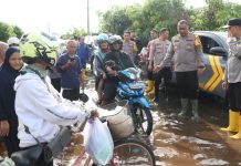 Kapolres Tanah Laut Tinjau dan Serahkan Bantuan untuk Korban Banjir di Kurau dan Bumi Makmur