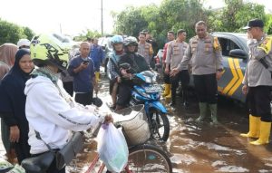 Kapolres Tanah Laut, AKBP Muhammad Junaeddy Johnny SIK MH, meninjau lokasi banjir di Kurau dan Bumi Makmur, Kamis. (wartabanjar.com - Ist. Humas)