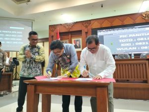 Ketua PWI Kalsel dan Kepala Diskominfo Kalsel menandatangani berita cara dana hibah untuk pelaksanaan HPN 2025. (wartabanjar.com - Ist. Humas PWI)