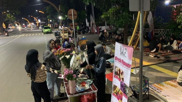 Mahasiswa di Tanah Laut mengisi waktu luang dengan berjualan buket bunga di tepi jalan Pelaihari. (wartabanjar.com - Syaifullah)