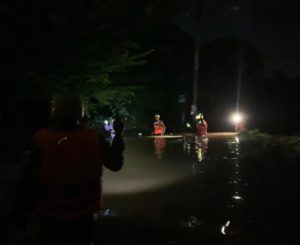 Anggota SAR Satbrimob Polda Kalsel menyisir rumah warga yang kebanjiran di Kota Banjarbaru, Minggu malam. (wartabanjar.com - Ist @brimob_kalsel)