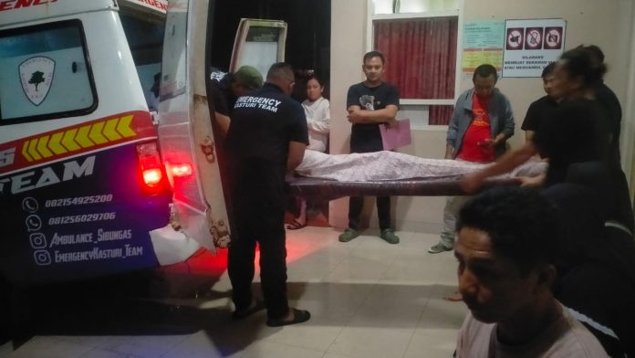 Mayat perempuan yang ditemukan di Jalan Kasturi, Landasan Ulin Banjarbaru, saat dievakuasi. (wartabanjar.com - Ikhsan)