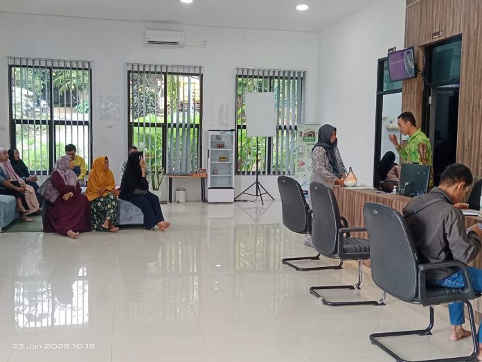 Kemenag Balangan memantau transaksi calon jemaah haji di Bank BSI di Gedung PLHUT. (wartabanjar.com - Alfi)