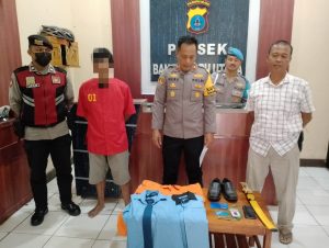 Tersangka S dan barang bukti yagn diamankan Polsek Banjarbaru Utara. (wartabanjar.com - Ikhsan)