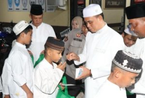 Kapolsek Pelaihari, Kapolsek Pelaihari Iptu Benny Wishnu Wardhany SE SH MM memberikan santunan untuk anak yatim dalam rangkaian peringatan Isra Miraj. (wartabanjar.com - Ist. Humas)