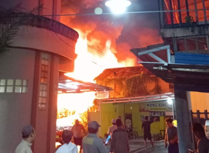 Kebakaran di Jalan Sulawesi Gang Ternate, Pasar Lama, Banjarmasin, Jumat pagi. (wartabanjar.com - Ist. Relawam)