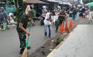 Prajurit Koramil 01 Banjarmasiin Timur bersama warga bergotong royong membersihkan Pasar Pagi Pengambangan, Jumat. (wartabanjar.com - Ist. Kodim 1007 Banjarmasin)