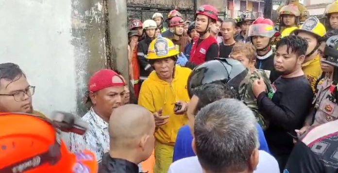 Tim relawan berkoordinasi dengan pihak keluarga korban yang meninggal dalam kebakaran di Jalan Sulawesi, Pasar Lama, Jumat pagi. (wartabanjar.com - Ist. Relawan)