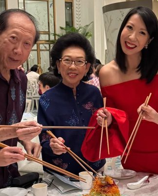 Raline Shah Makan Salad Yu Sheng Khas Imlek Bareng Kerabat Pakai Tradisi Khusus