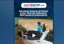 VIDEO- Terjebak Banjir Setinggi Atap, Pria Ini Terpaksa Bertahan di Rumahnya