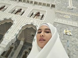 Dian Sastro Kenakan Hijab Saat Umrah Tuai Pujian Warganet