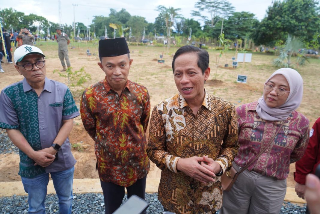 Menteri Lingkungan Hidup RI Bertekad Jadikan Tanah Bumbu Daerah Percontohan Pengelolaan Sampah