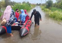 Anggota Polsek Liang Anggang dan Sat Sabhara Polres Banjarbaru Evakuasi Warga Kampung Karangan Terdampak Banjir