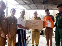Para Korban Kebakaran Desa Astambul Seberang Dapat Bantuan dari Pemkab Banjar
