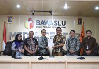 Bawaslu Balangan Serahkan Laporan Kehumasan 2024 ke Bawaslu RI