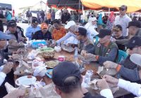 Gubernur Kalsel Santap Nasi Bungkus Bersama Korban Banjir di Mandastana