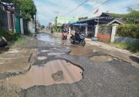 Lubang Menganga di Sejumlah Jalan Kelurahan Pemurus Dalam Pascabanjir