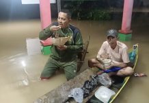 Viral Foto Warga Kecamatan Pengaron Makan Santai di Atas Perahu di Tengah Genangan Banjir