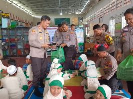 Polsek Liang Anggang Bagikan Makan Siang Gratis Kepada Siswa SDIT Bina Insan