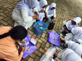 SMPN 2 Kusan Hulu Ciptakan Ecobrick: Inovasi Cerdas Kurangi Limbah Plastik!