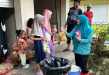 Haru! Ketua TP PKK Banjar Kunjungi Pengungsian dan Bawa Bantuan untuk Anak-Anak Korban Banjir