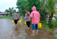 Cepat dan Sigap! Polsek Liang Anggang Evakuasi Warga Banjir dan Bagikan Bantuan Sembako