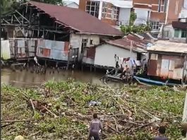 Sampah Tumbuhan, Kayu Hingga Jamban Ganggu Arus Transportasi Sungai Martapura di Bawah Jembatan Pasar Lama
