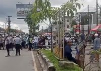 Jalan Ditutup, Jemaah Haul Abah Guru Sekumpul Berjalan Kaki Mulai Jalan A Yani km 36