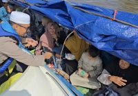 Sat Polairud Polresta Banjarmasin Sambut Jemaah Haul Guru Sekumpul dengan Makanan Gratis
