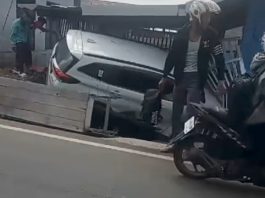 Mobil Oleng Menabrak Bangunan di Jalan Negara