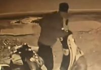 Pencuri Scoopy di Warnet Jalan Sultan Adam Terekam CCTV