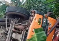 Tronton Terbalik di Pantai Hambawang HST