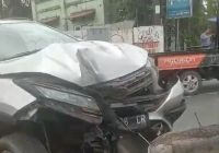 Toyota Rush Tabrak PJU di Jalan S Parman Banjarmasin