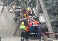 Sopir Truk Terjepit di Jembatan Jalan Lintas Kaltim-Kalsel yang Runtuh