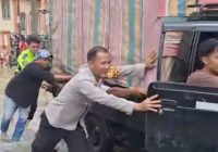 Kapolsek Cempaka Ikut Dorong Mobil Mogok Akibat Banjir