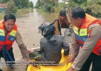 Evakuasi Korban Banjir di Kampung Karangan Dilakukan Tim SAR dan Personel Polsek Liang Anggang