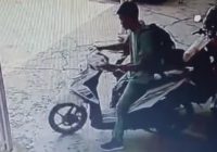 Pencuri Helm dan Tas di Masjid Nidaul Khairat Martapura Terekam CCTV