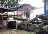 Tongkang Serempet Bangunan di Tepi Pelabuhan Marabahan