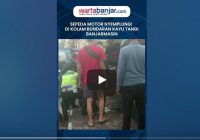 Sepeda Motor Nyemplung ke Kolam Bundaran Kayu Tangi Banjarmasin