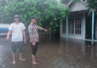 Bhabinkamtibmas Polsek Bati-bati Pantau Kondisi Banjir di Desa Benua Raya
