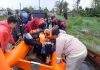Dua Warga Sakit Korban Banjir di Desa Handil Negara Dievakuasi Personel Polsek Kurau dan BPBD Tanah Laut