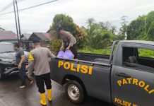 Personel Polsek Kurau Berikan Bantuan Makanan ke Warga 2 Desa Terdampak Banjir di Kecamatan Kurau