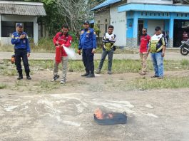 DPKP Banjar Ajari Warga Desa Rantau Nangka Cara Padamkan Kebakaran