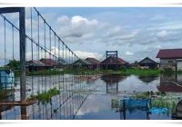 Jembatan Gantung di Kurau Tergenang Banjir Rob, Warga Tetap Nekat Melintas