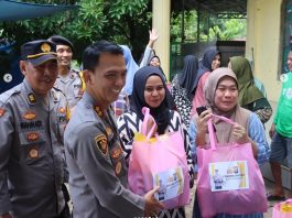 Kapolres Balangan Beri 25 Paket Sembako untuk Rest Area Haul Ke-20 Guru Sekumpul