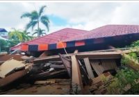GEGER! Rumah Dua Lantai di Jalan Mahat Kasan Banjarmasin Ambruk, Tetangga Ikut Terdampak