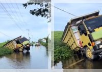 Banjir! Truk Terperosok ke Sungai di Jalan Kandangan-Nagara, Lalu Lintas Terganggu